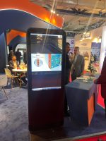 اجاره استند لمسی عمودی